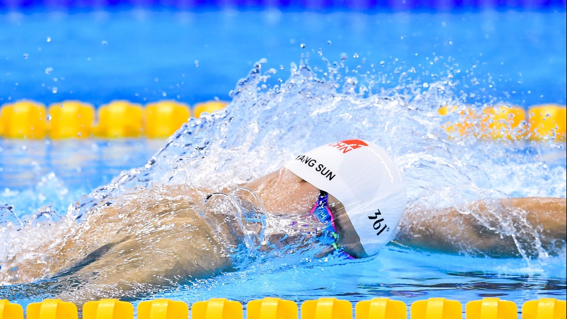 开云网页版-女子篮球加强传球视野训练提升组织效率，女生行进传球技巧